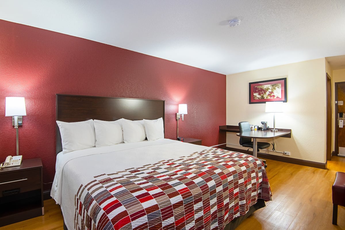 Superior Room, 1 King Bed (Smoke Free) | Desk, blackout curtains, free WiFi, bed sheets