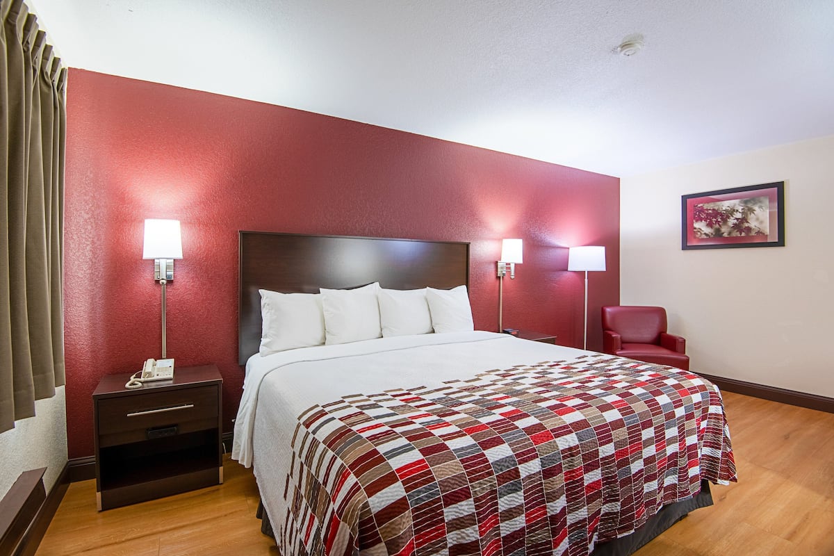 Deluxe Room, 1 King Bed (Smoke Free) | Desk, blackout curtains, free WiFi, bed sheets