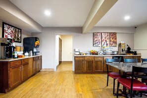 Free daily continental breakfast - Red Roof Inn Cameron (Cameron)