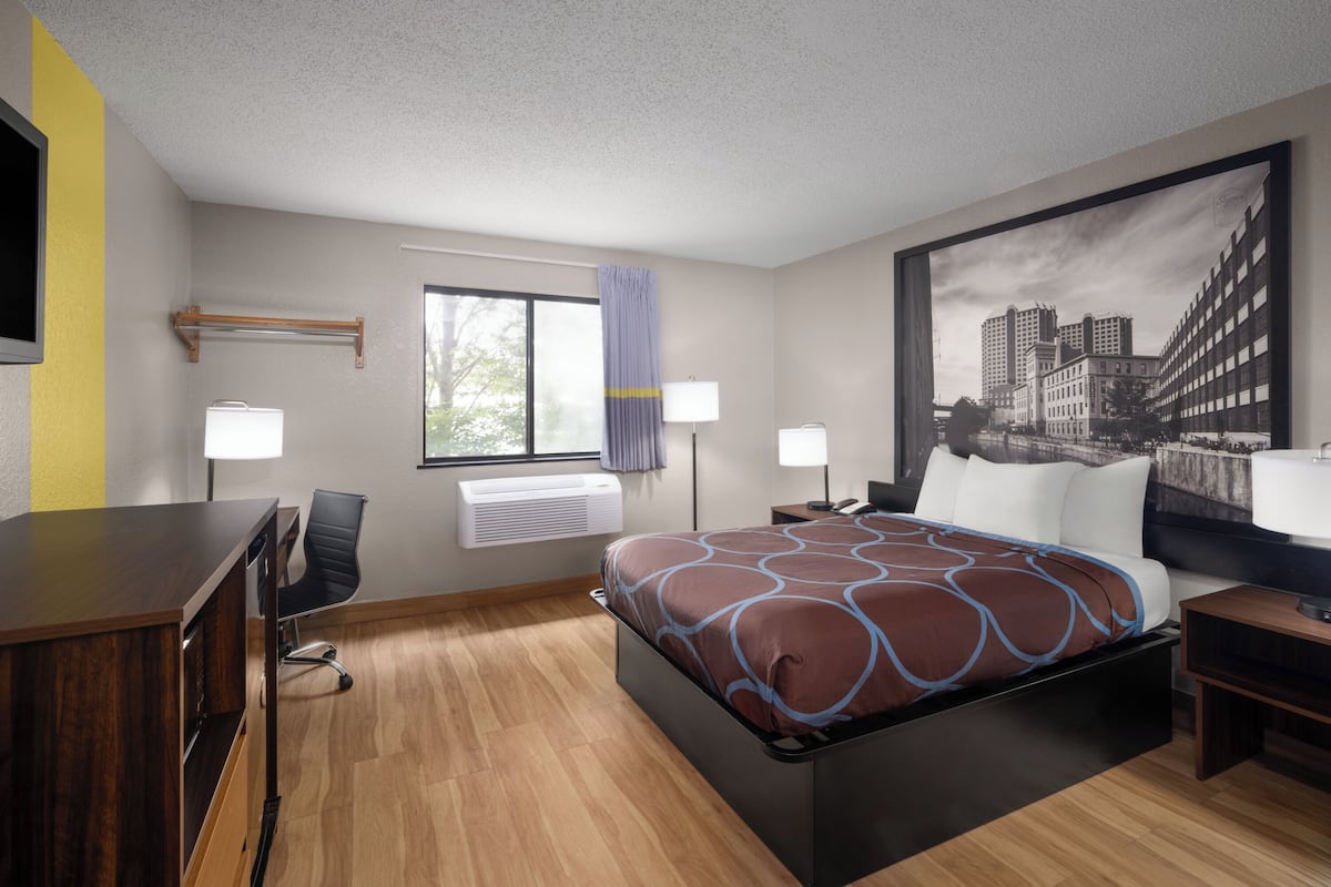 Studio Suite, 1 King Bed, Non Smoking | Desk, iron/ironing board, free WiFi, bed sheets