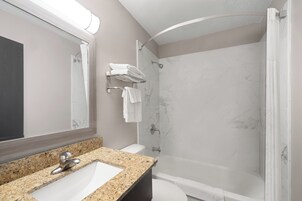 Bañera con ducha, secador de pelo, toallas