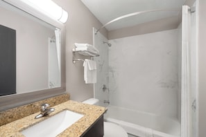 Combined shower/tub, hair dryer, towels