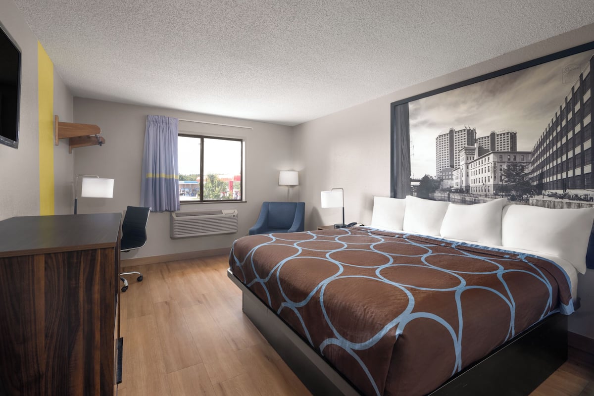 Room, 1 King Bed, Non Smoking | Desk, iron/ironing board, free WiFi, bed sheets