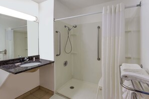 Chambre, 1 grand lit, accessible aux personnes à mobilité réduite, non-fumeurs (Mobility) | Salle de bain | Articles de toilette gratuits, sèche-cheveux, serviettes fournies