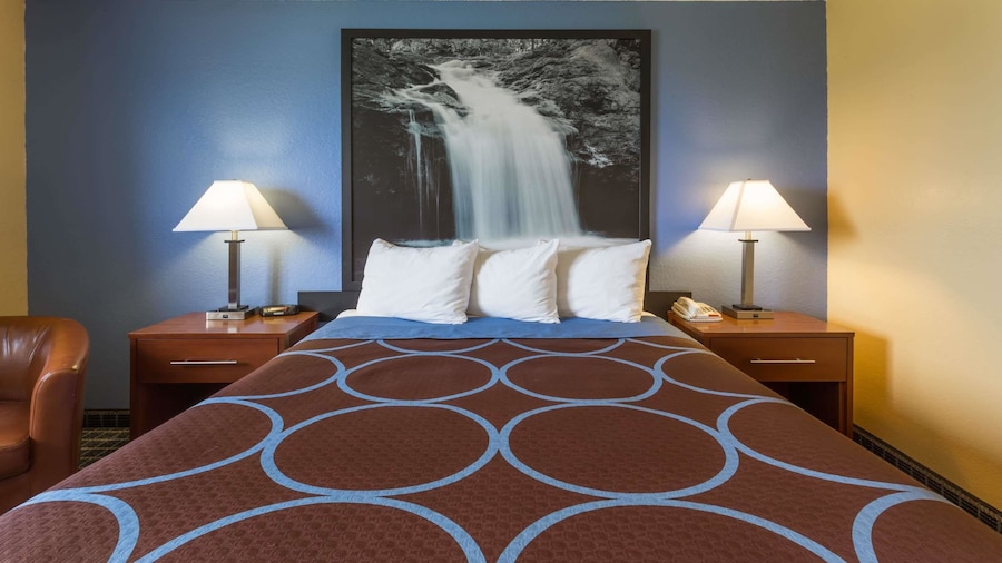 Super 8 by Wyndham Janesville