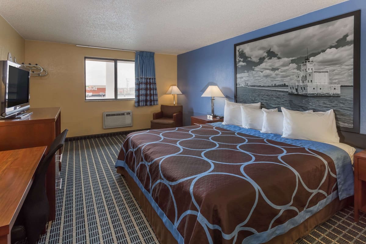 Room, 1 King Bed, Non Smoking | Desk, blackout drapes, iron/ironing board, free WiFi