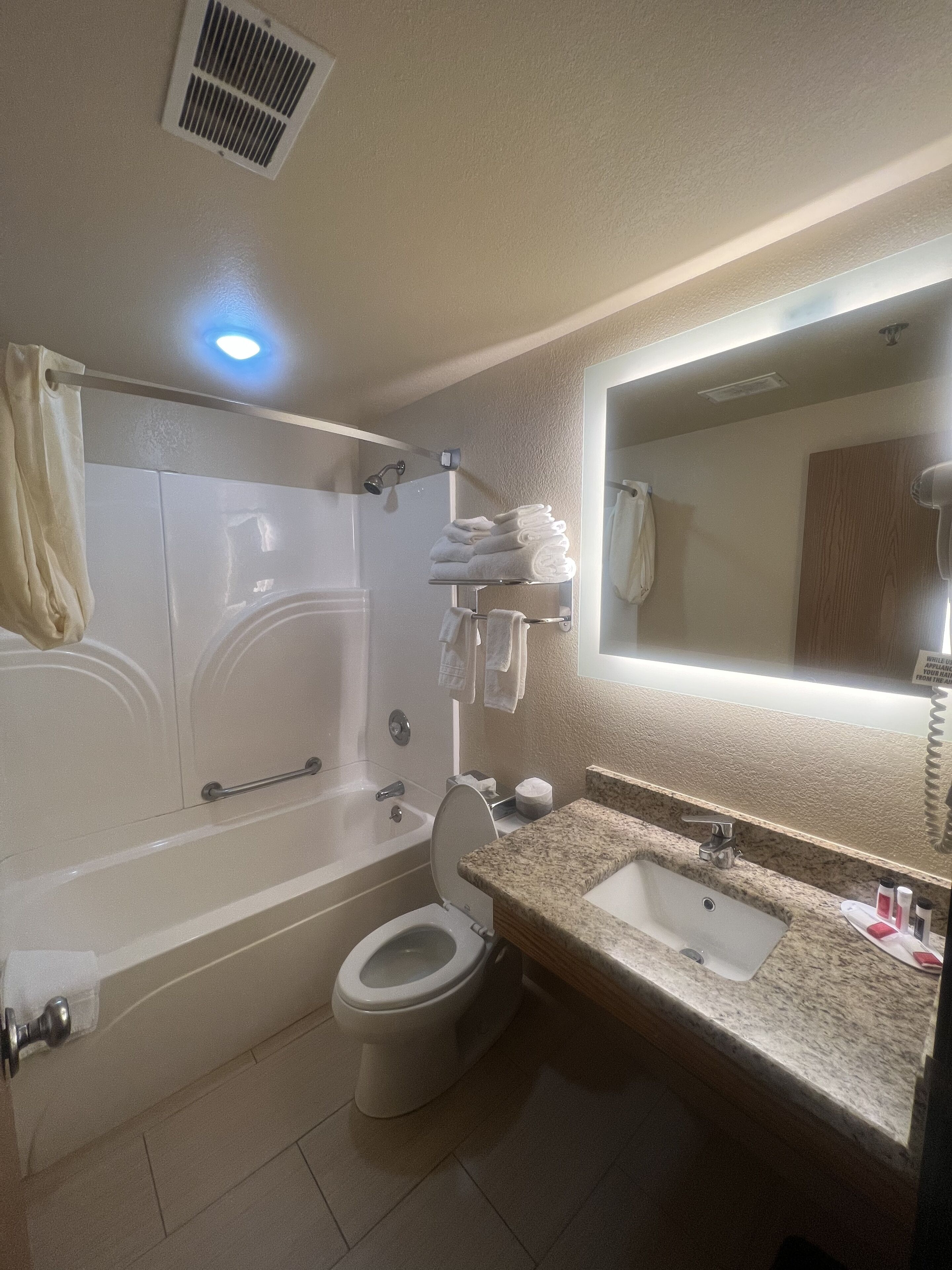 Combined shower/tub, free toiletries, hair dryer, towels