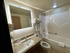 Kamer, 1 queensize bed, magnetron | Badkamer | Een bad/douchecombinatie, gratis toiletartikelen, een haardroger