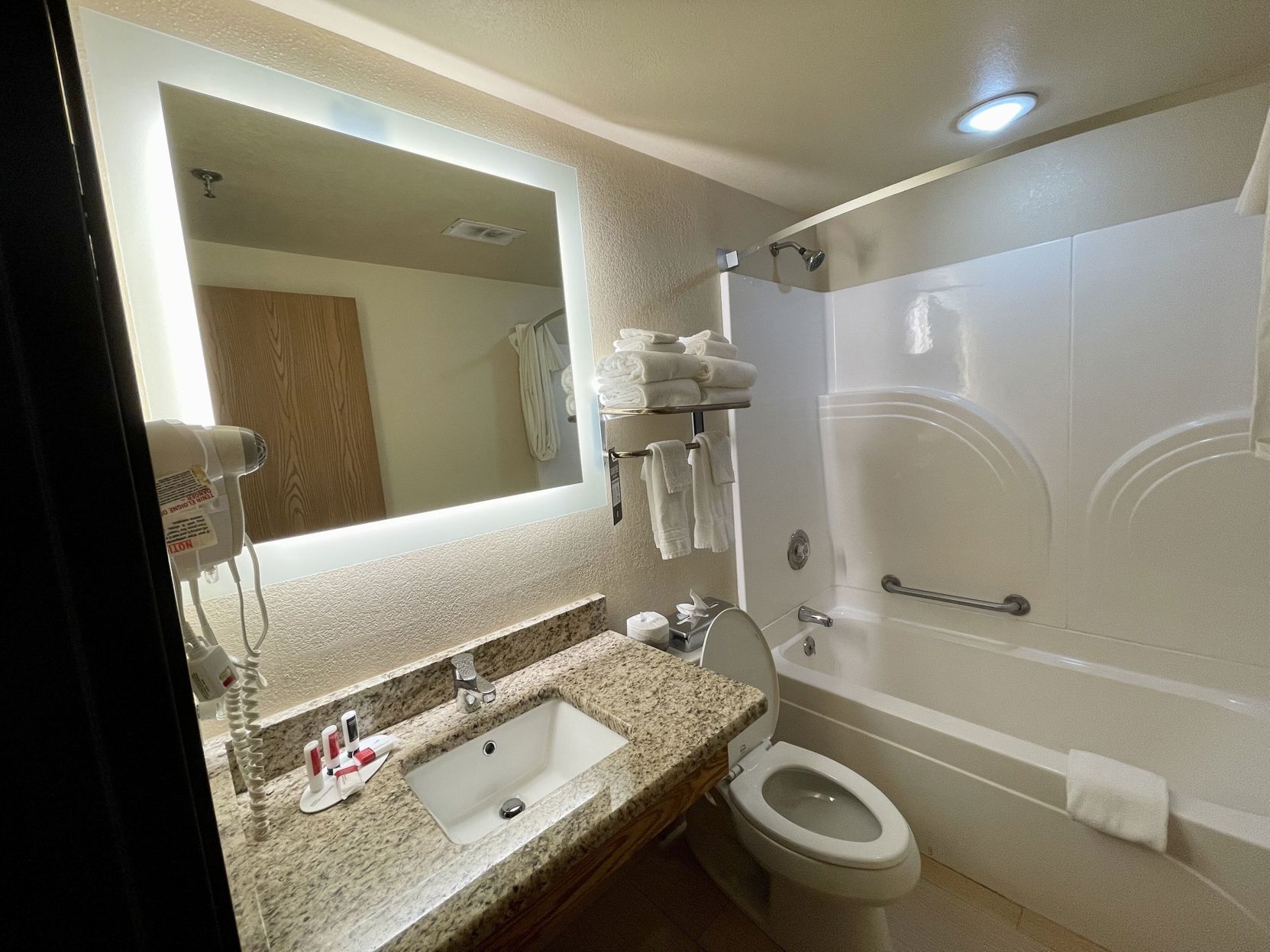 Bathroom | Combined shower/tub, free toiletries, hair dryer, towels