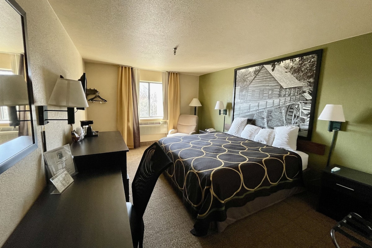 Standard Room, 1 King Bed | Individually decorated, individually furnished, desk