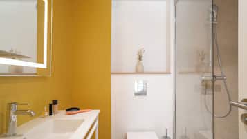 Een douche, gratis toiletartikelen, een haardroger, handdoeken