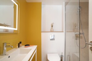 Shower, free toiletries, hair dryer, towels - Hôtel Soléo Prado  (Marseille)