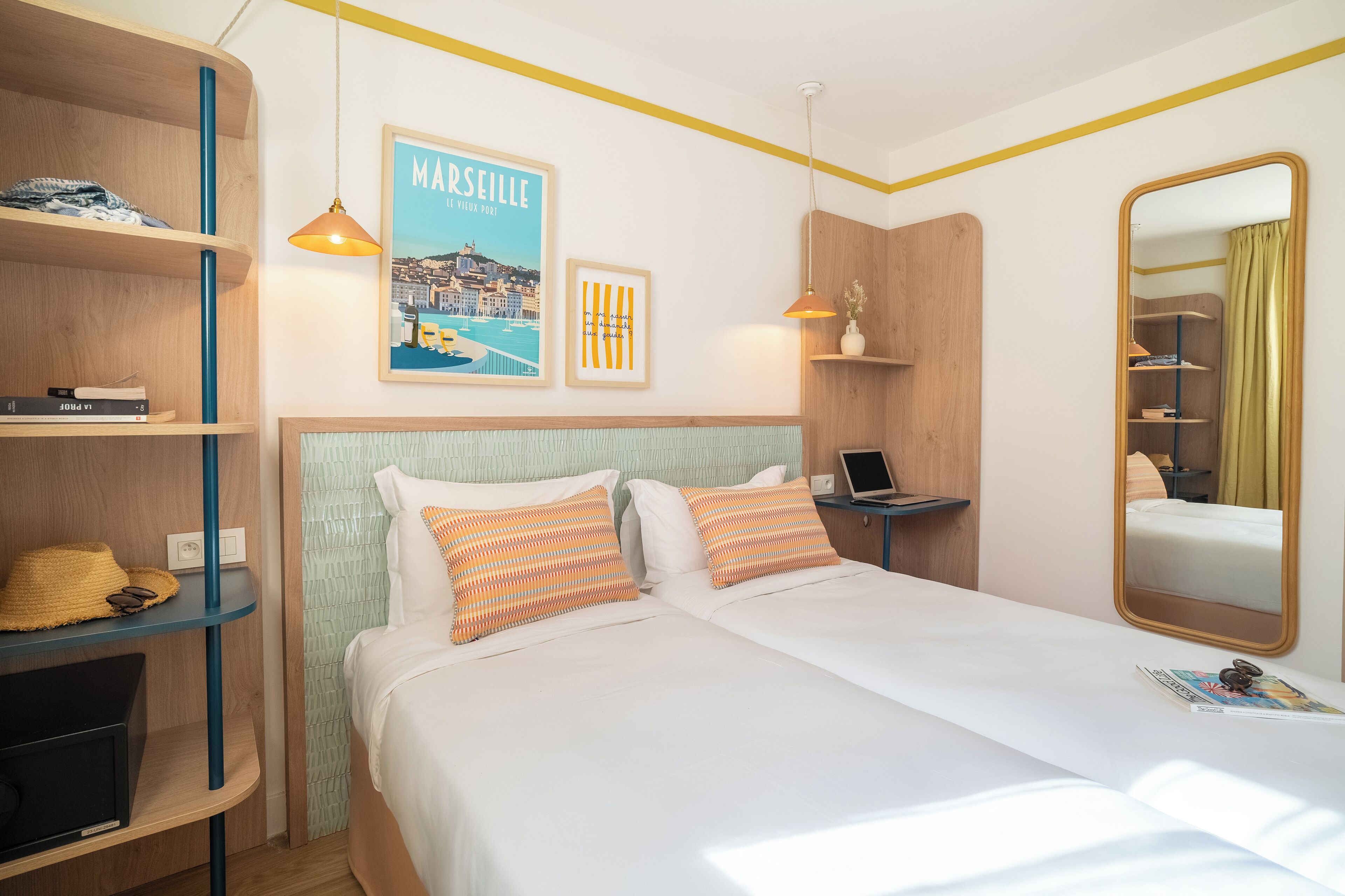 1 室のベッドルーム、セーフティボックス (室内)、デスク、遮光カーテン