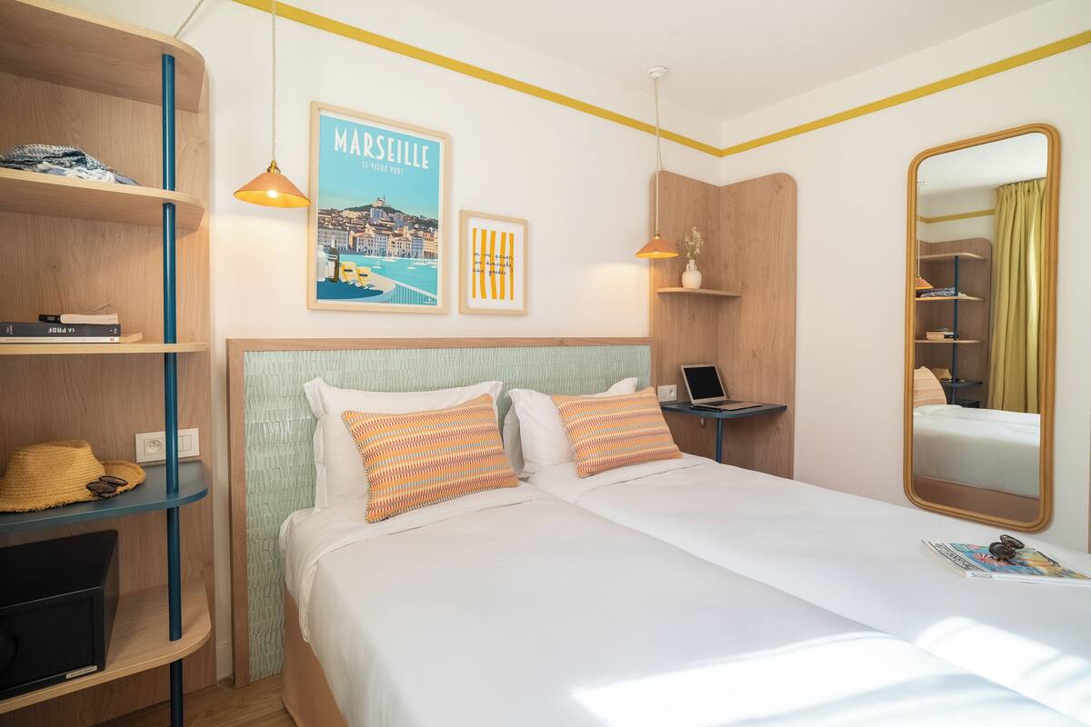 1 室のベッドルーム、セーフティボックス (室内)、デスク、遮光カーテン