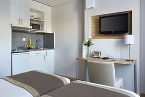 Studio | In-room safe, desk, blackout drapes, soundproofing
