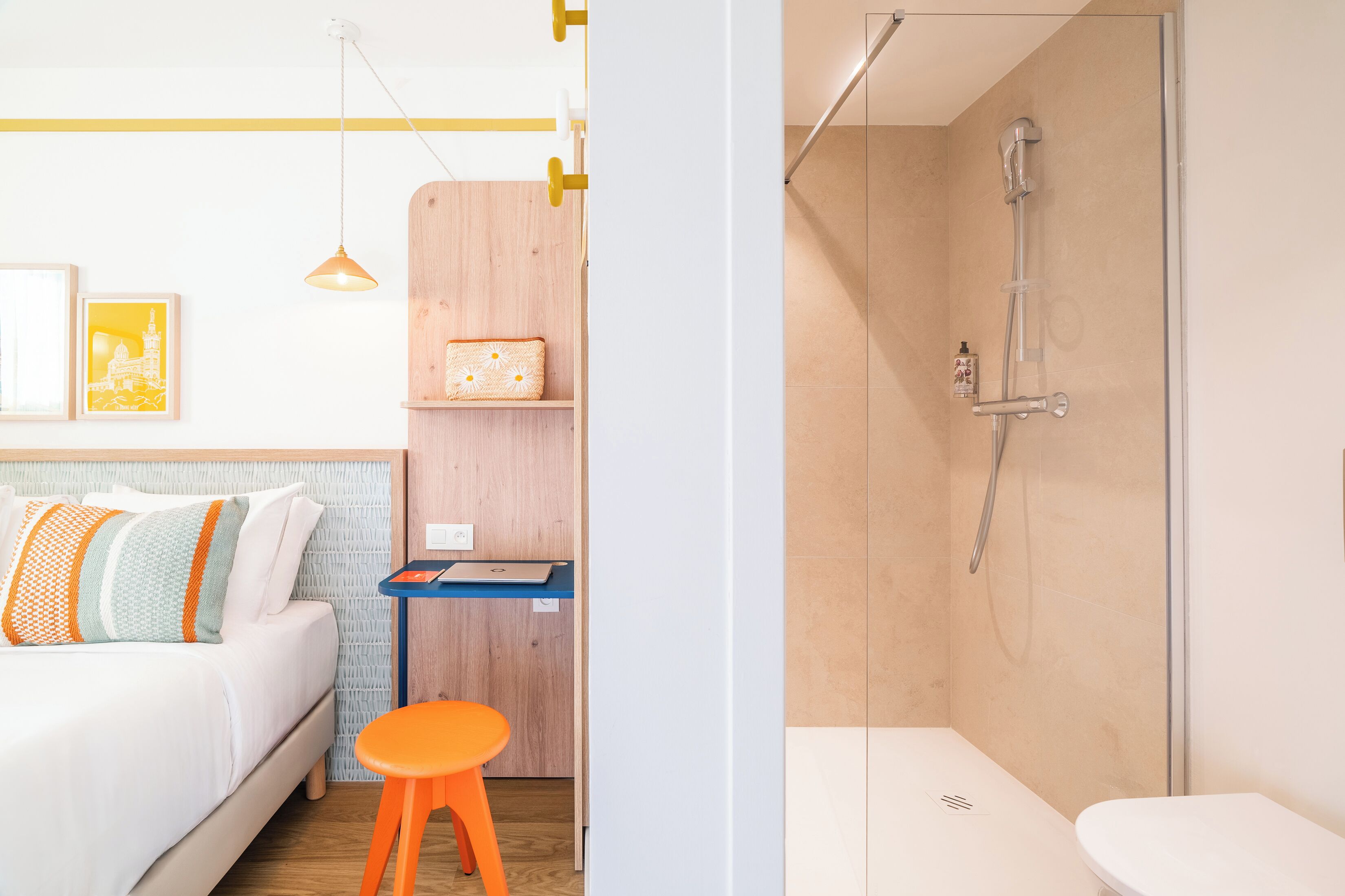 Quarto com cama, uma mesinha e um banquinho.