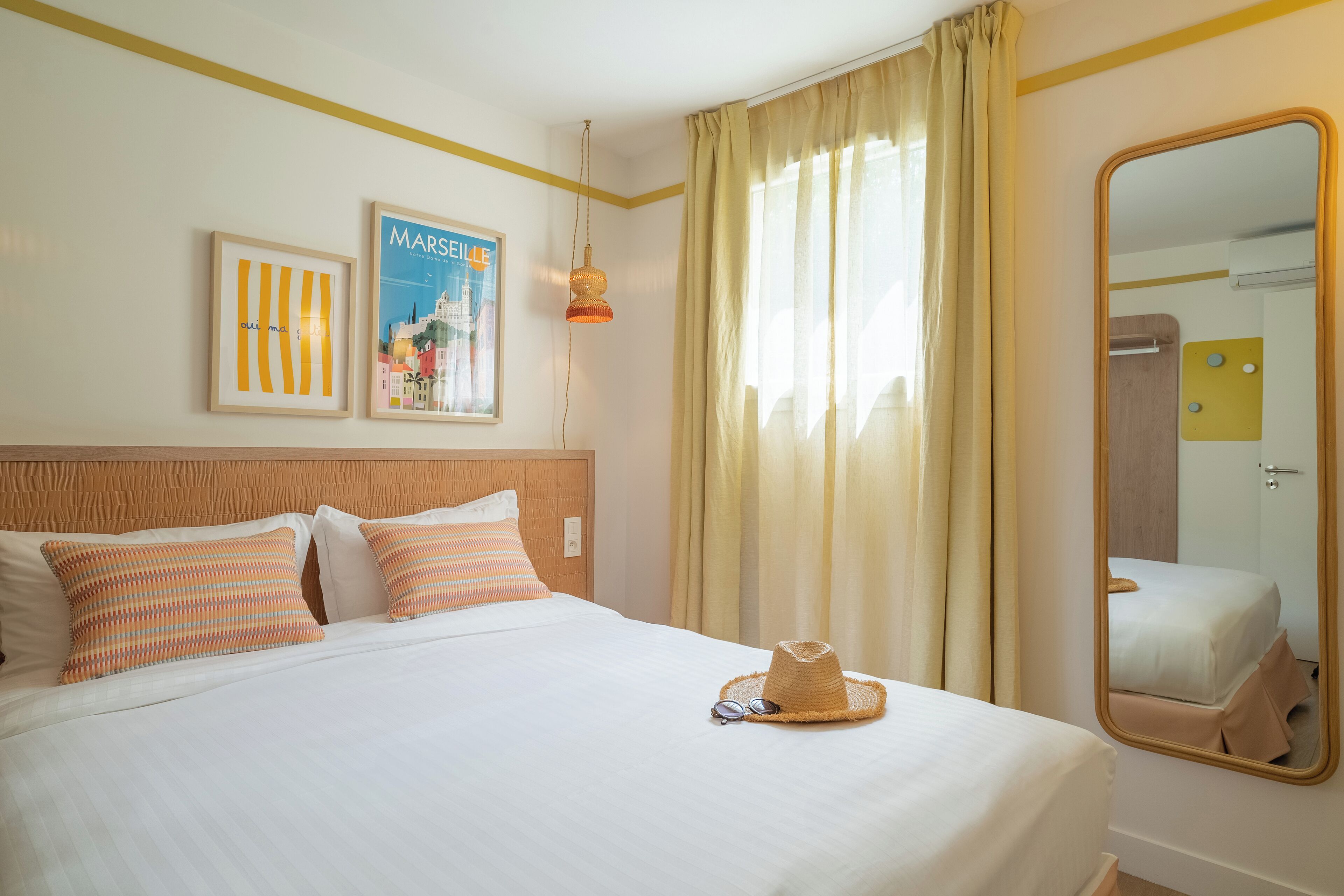 1 室のベッドルーム、セーフティボックス (室内)、デスク、遮光カーテン