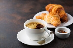 بوفيه فطور يوميًا بتكلفة قدرها (11 EUR للشخص)