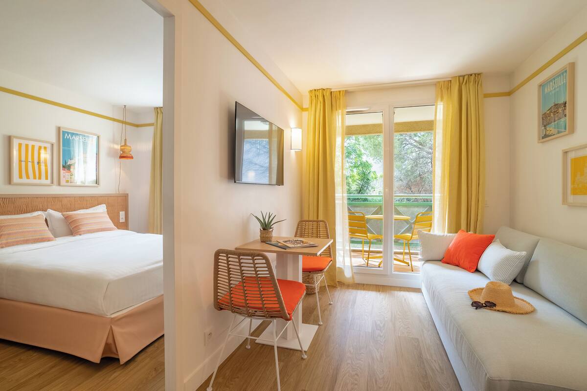 Juniorrum | 1 sovrum, värdeförvaringsskåp på rummet och skrivbord