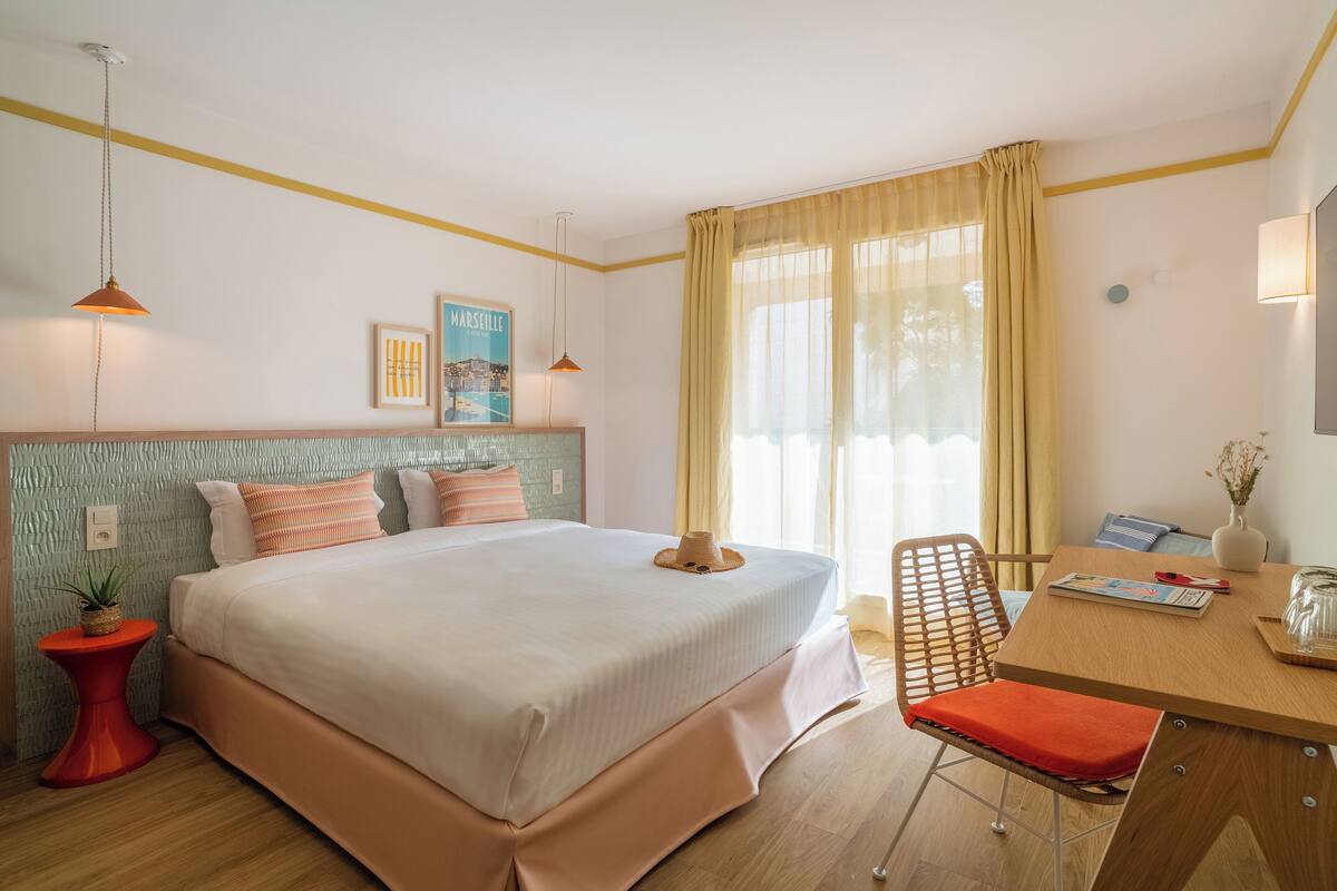 1 室のベッドルーム、セーフティボックス (室内)、デスク、遮光カーテン