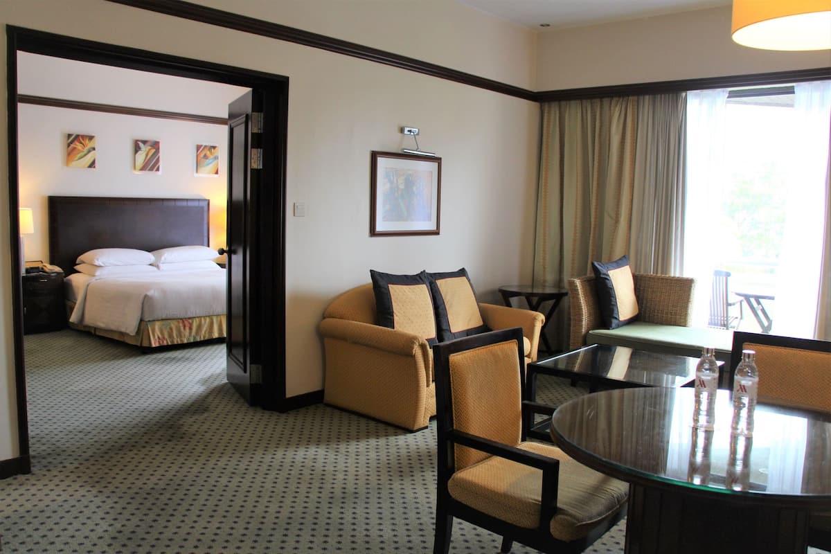 Junior Suite, 1 Bedroom, Ocean View (Ocean) | Minibar, in-room safe, desk, blackout drapes