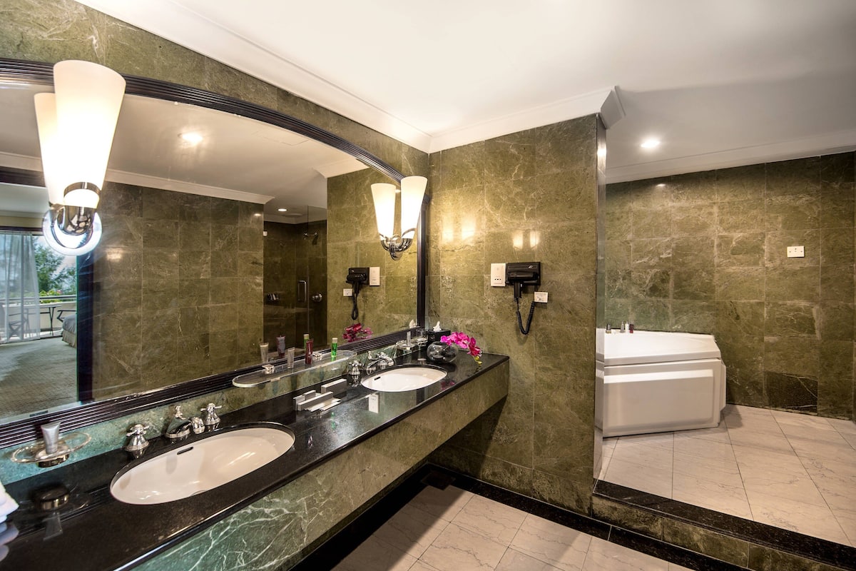 shower, rainfall showerhead, free toiletries, hair dryer
