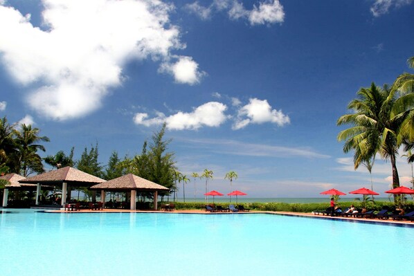 Outdoor pool, pool umbrellas - Miri Marriott Resort & Spa (Miri)