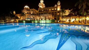 Kolam renang terbuka, payung kolam, kerusi lepak pantai