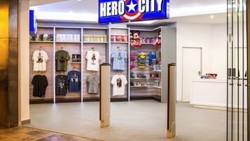 Una tienda Hero City con una gran variedad de productos, incluyendo camisetas, juguetes y artículos de colección.
