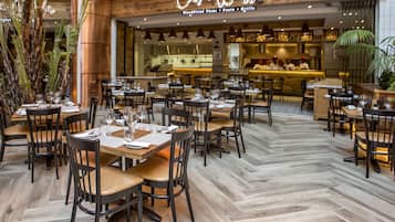 3 restoran, sarapan, makan malam dihidangkan; masakan antarabangsa