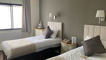 Twin Room | Escritorio, tabla de planchar con plancha, wifi gratis y ropa de cama