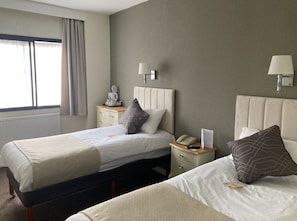Standard-Zweibettzimmer | Schreibtisch, Bügeleisen/Bügelbrett, kostenloses WLAN, Bettwäsche