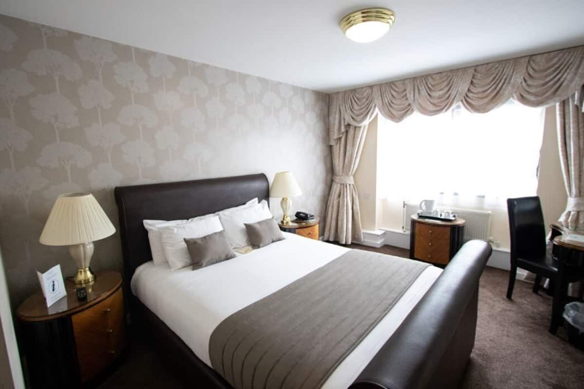 Standard Double Room | In-room safe, desk, WiFi, bed sheets