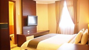 Minibar (some free items), in-room safe, iron/ironing board - Travellers Suites Serviced Apartments (Medan)