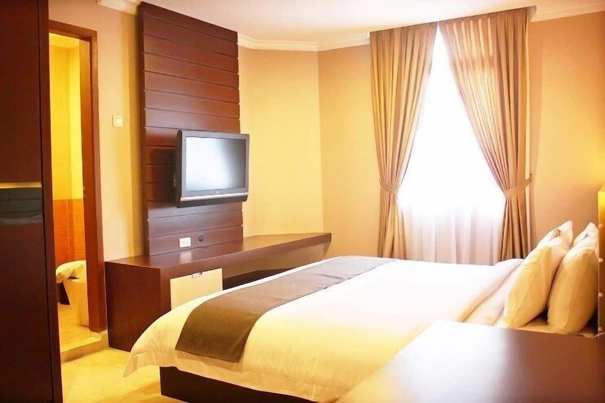 Free minibar items, in-room safe, iron/ironing board, rollaway beds