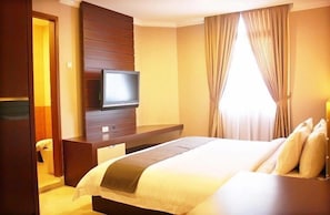 Free minibar items, in-room safe, iron/ironing board, rollaway beds - Travellers Suites Serviced Apartments (Medan)