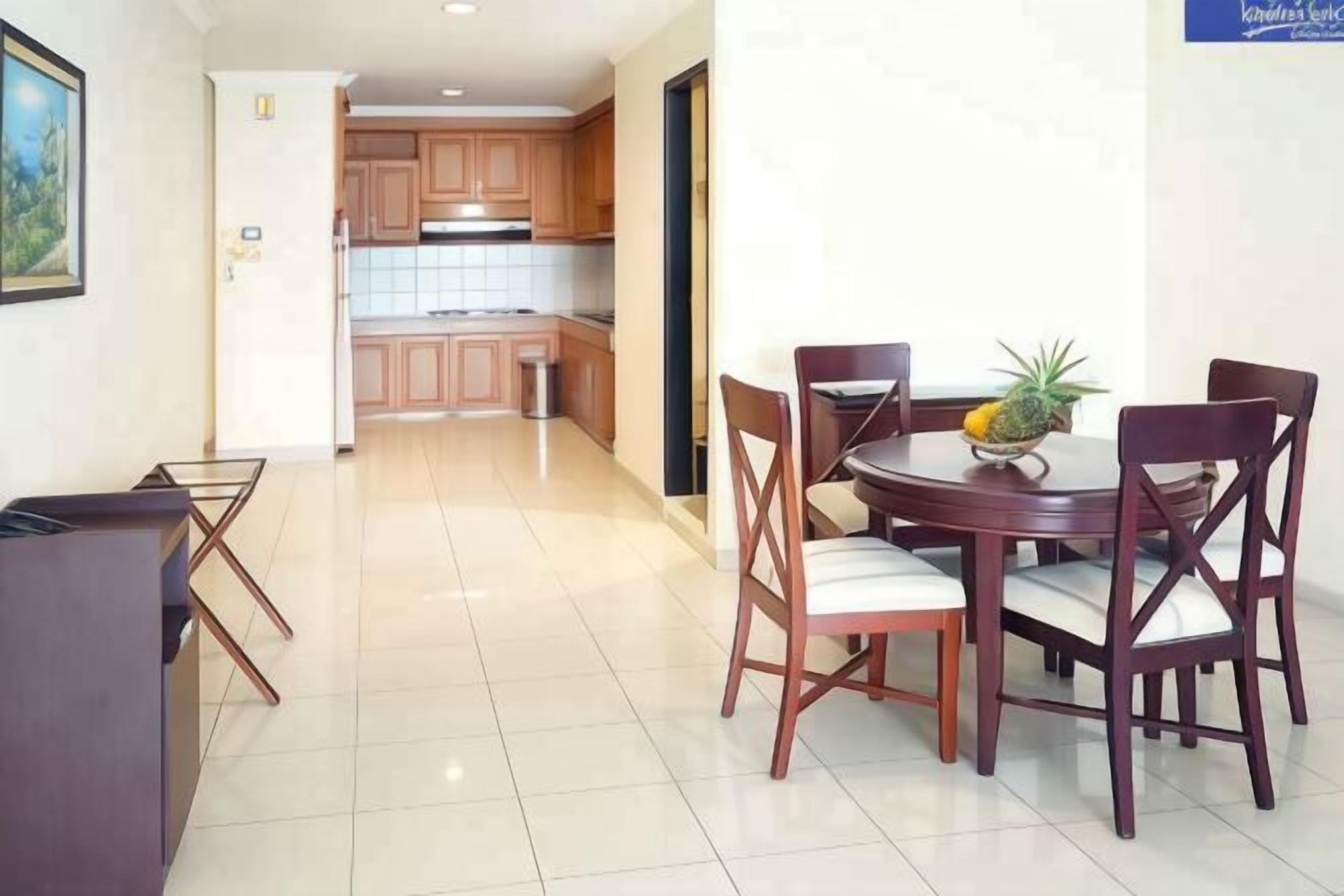 Dining | Dinner served, Asian cuisine, pool views 