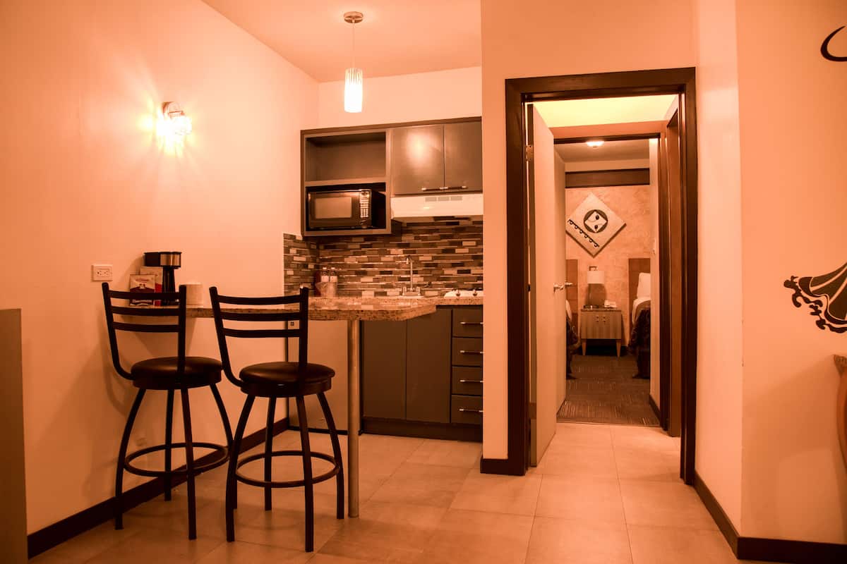 Suite Standard, plusieurs lits, coin cuisine | Coin cuisine privé