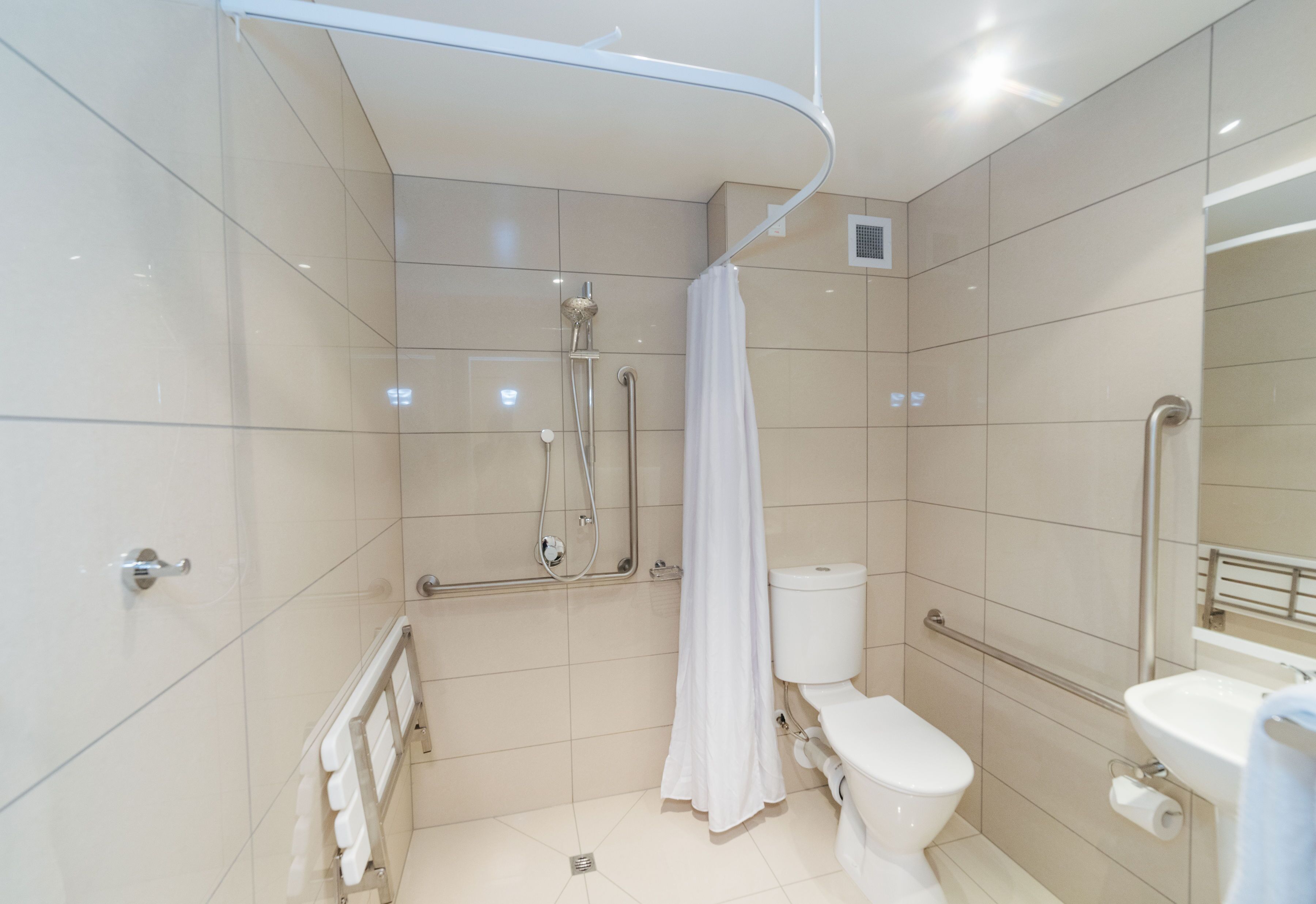 accessibility studio | bathroom | shower, free toiletries, hair dryer, towels