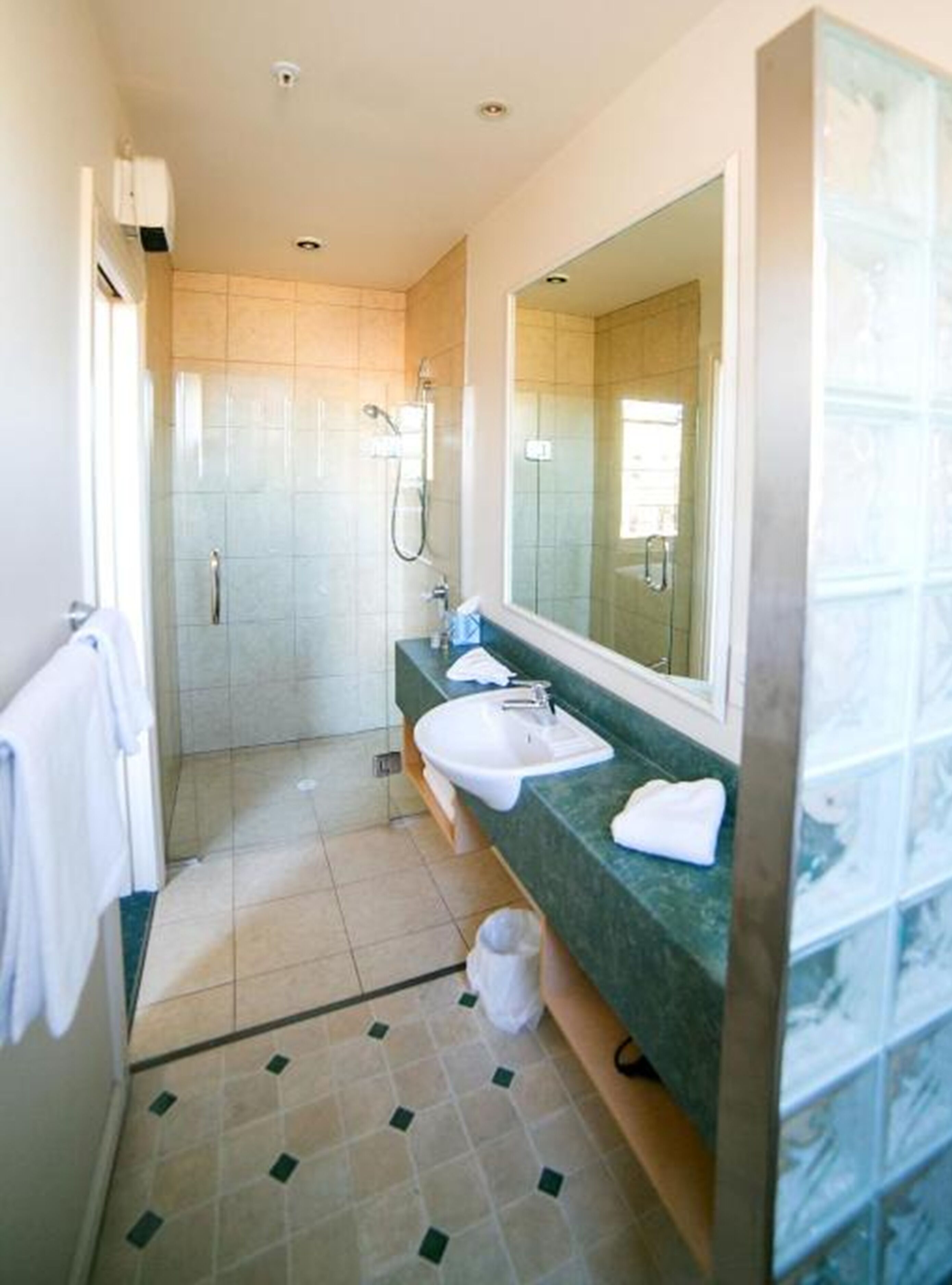 classic suite | bathroom | shower, free toiletries, hair dryer, towels