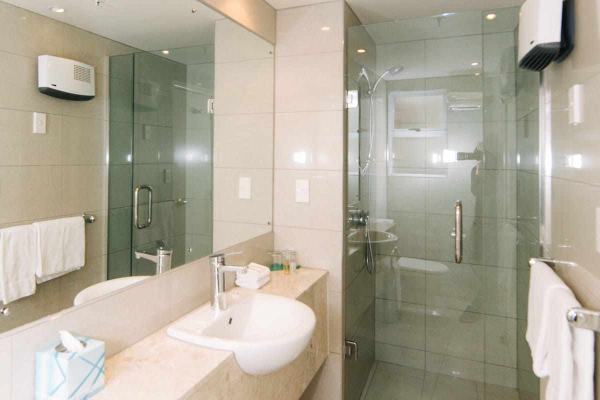 deluxe double | bathroom | shower, free toiletries, hair dryer, towels