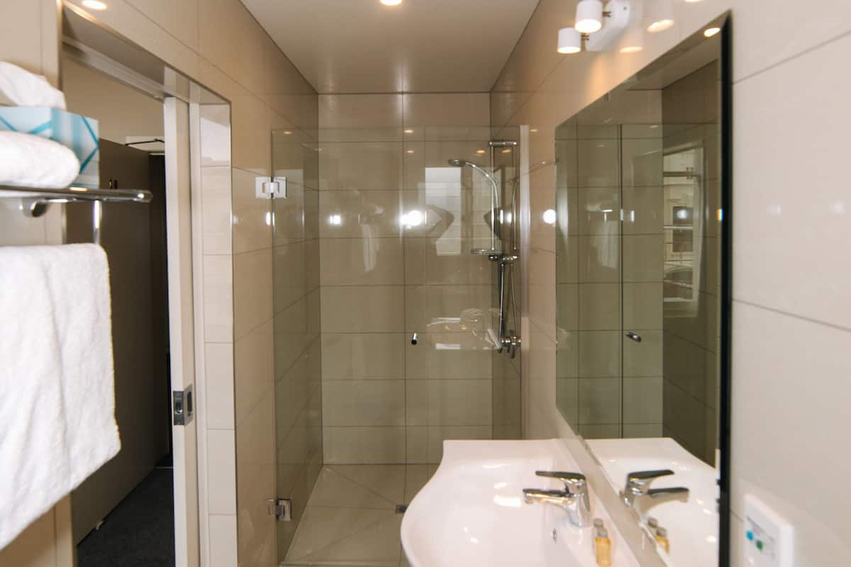 premium queen | bathroom | shower, free toiletries, hair dryer, towels