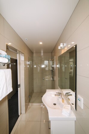 Premium Queen | Bathroom | Shower, free toiletries, hair dryer, towels