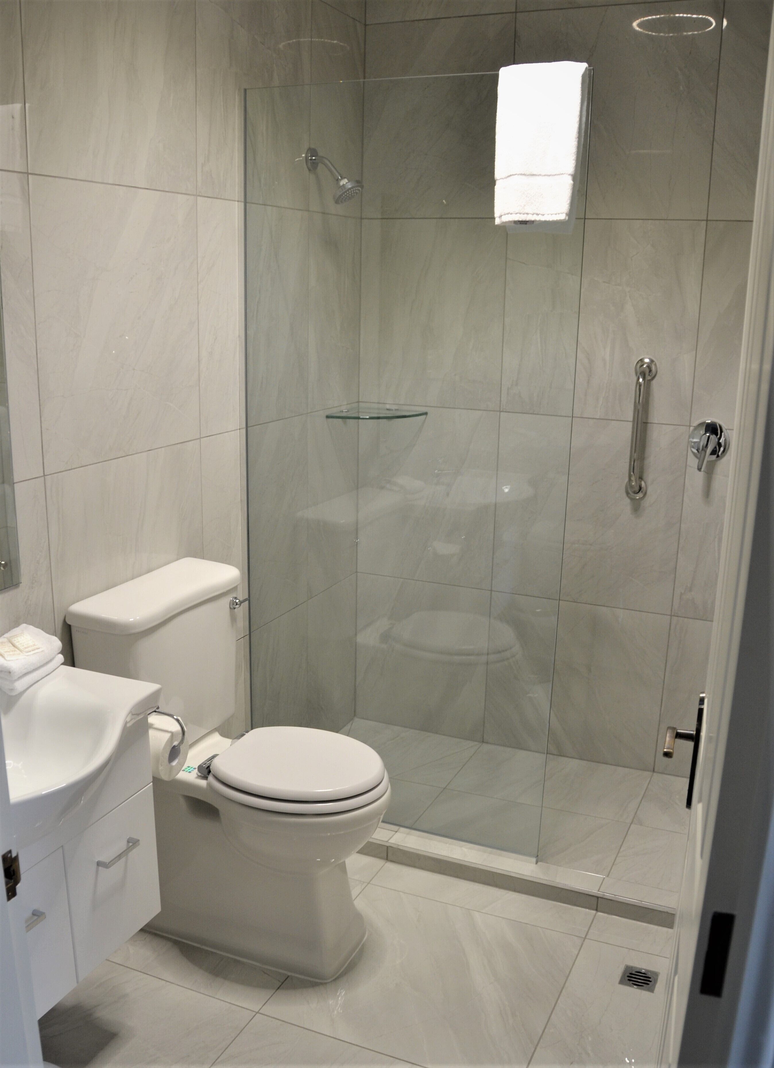 traditional double room, 1 king bed | bathroom | shower, free toiletries, hair dryer, towels