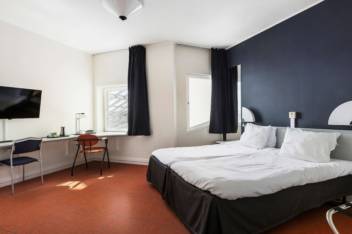 Habitación estándar, 1 cama matrimonial, para no fumadores | 1 habitación, escritorio y espacio para trabajar con laptop