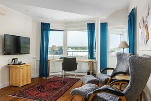 Suite, 1 queensize-seng, ikke-røyk, balkong | Skrivebord, skrivebord for bærbar PC, blendingsgardiner og barnesenger