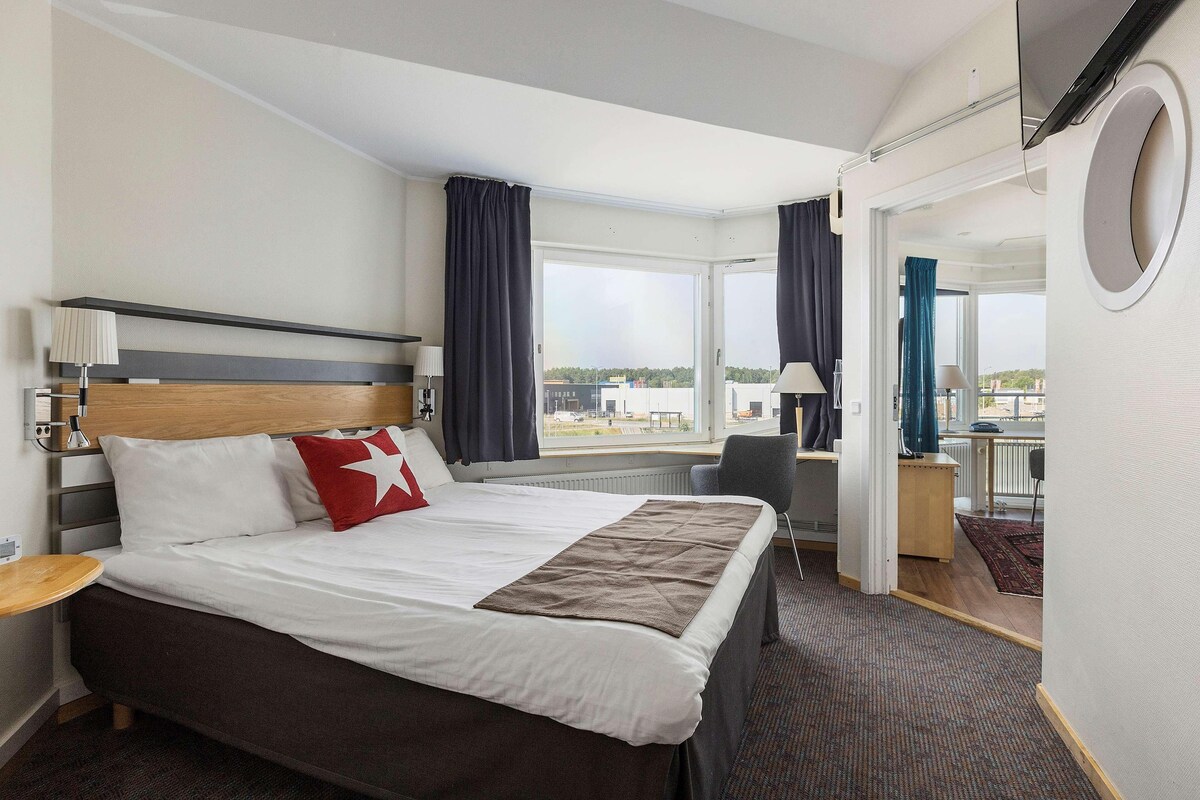 Desk, laptop workspace, blackout drapes, cribs (surcharge)