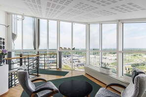 Suite, 1 kingsize-seng, ikke-røyk | Skrivebord, skrivebord for bærbar PC, blendingsgardiner og barnesenger