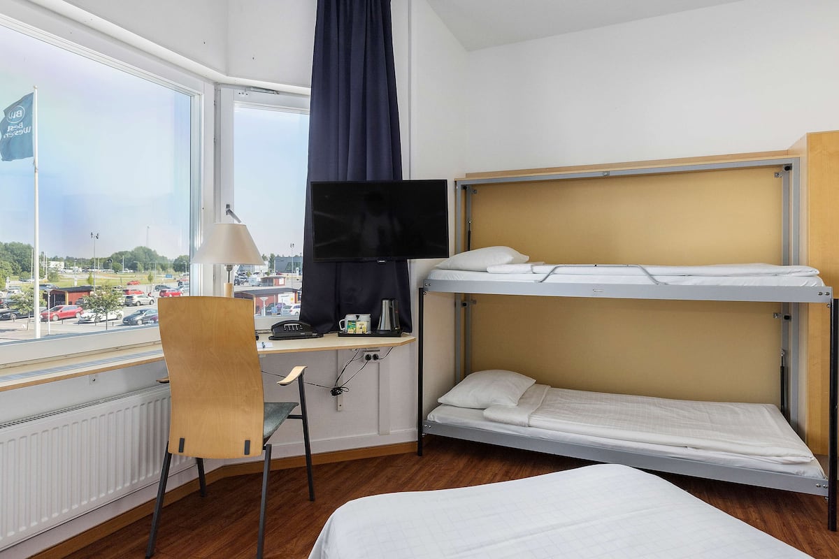 1 habitación, escritorio y espacio para trabajar con laptop