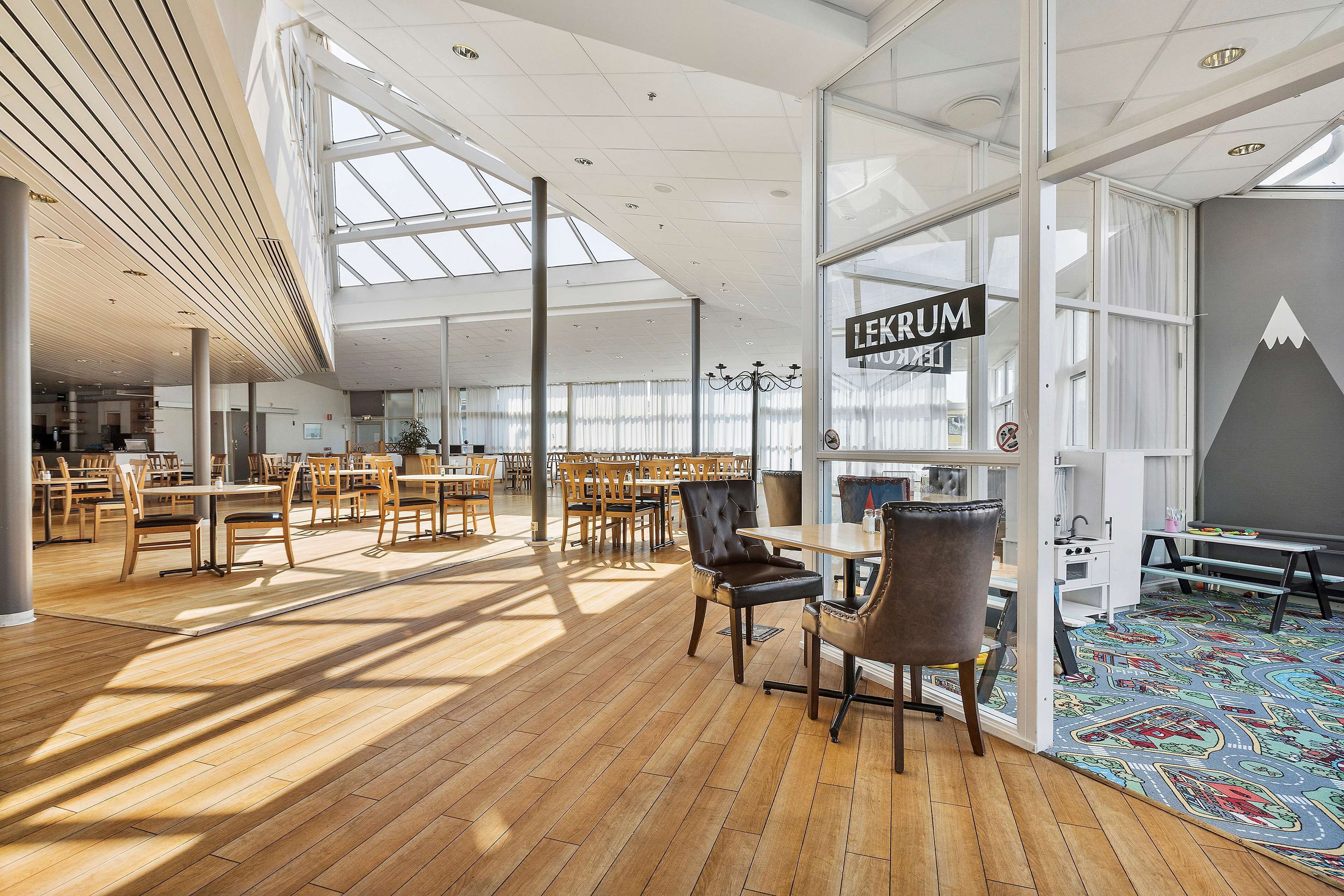 free buffet breakfast